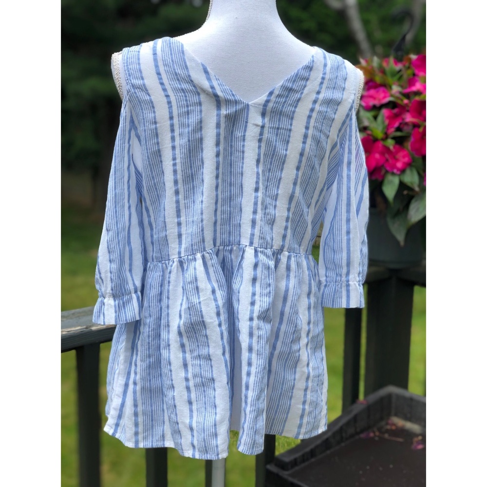 Doe & Rae Cold Shoulder Top - Picture 2 of 4